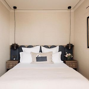Kleine Kamer met een Queen Size Bed